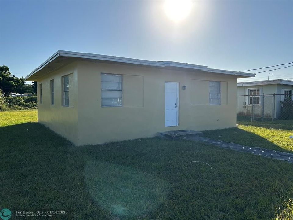 For Sale: $299,999 (3 beds, 1 baths, 1024 Square Feet)