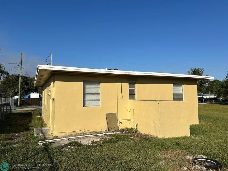 For Sale: $299,999 (3 beds, 1 baths, 1024 Square Feet)