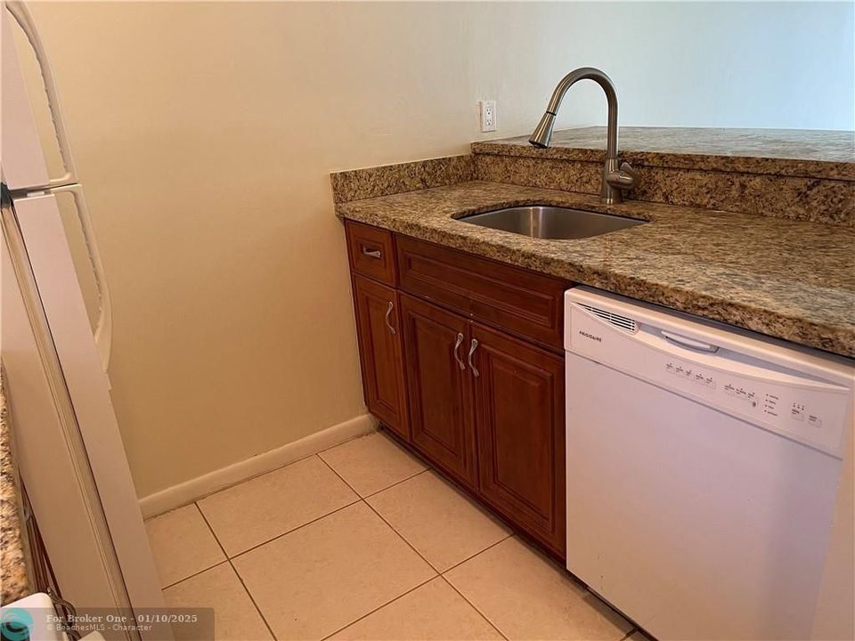 For Rent: $1,900 (2 beds, 2 baths, 768 Square Feet)