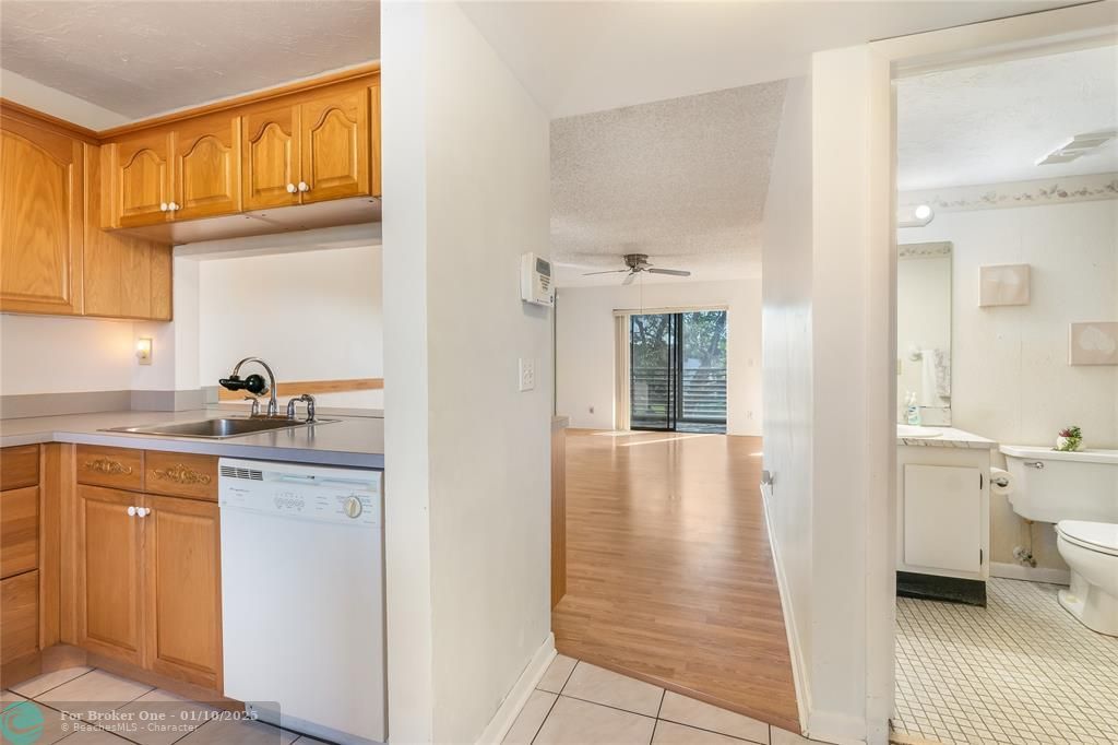 For Sale: $129,999 (2 beds, 2 baths, 850 Square Feet)