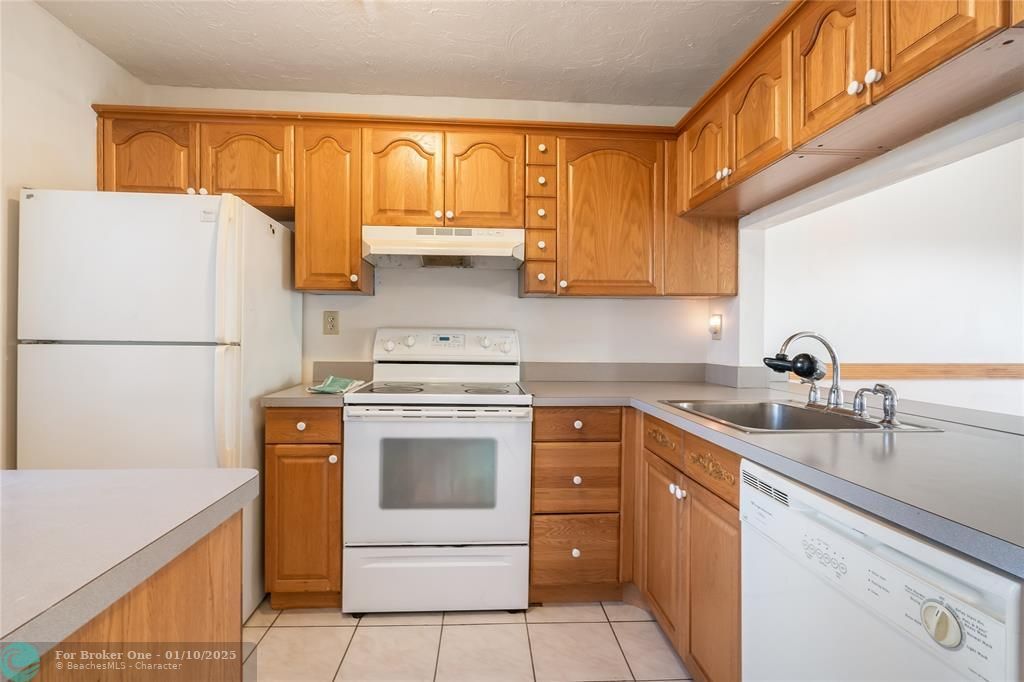 For Sale: $129,999 (2 beds, 2 baths, 850 Square Feet)