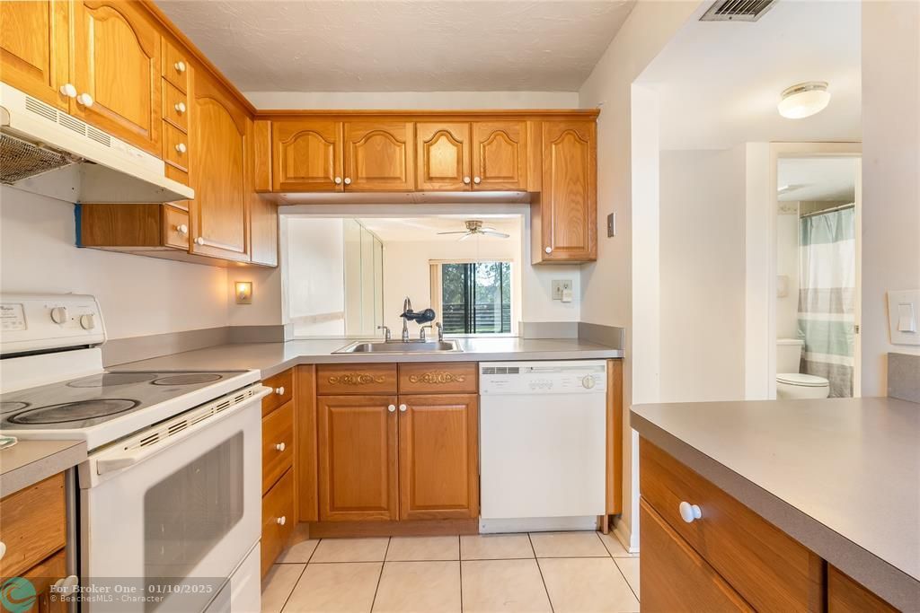 For Sale: $129,999 (2 beds, 2 baths, 850 Square Feet)