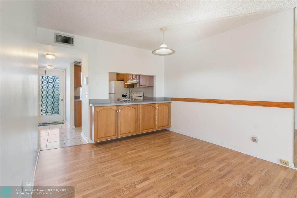 For Sale: $129,999 (2 beds, 2 baths, 850 Square Feet)