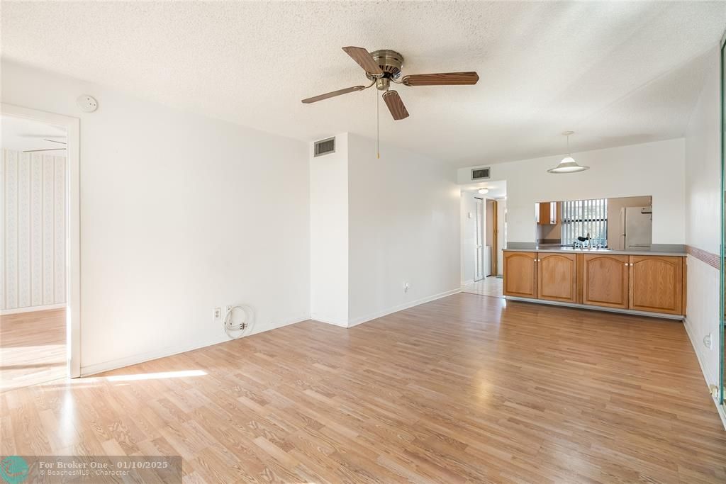 For Sale: $129,999 (2 beds, 2 baths, 850 Square Feet)