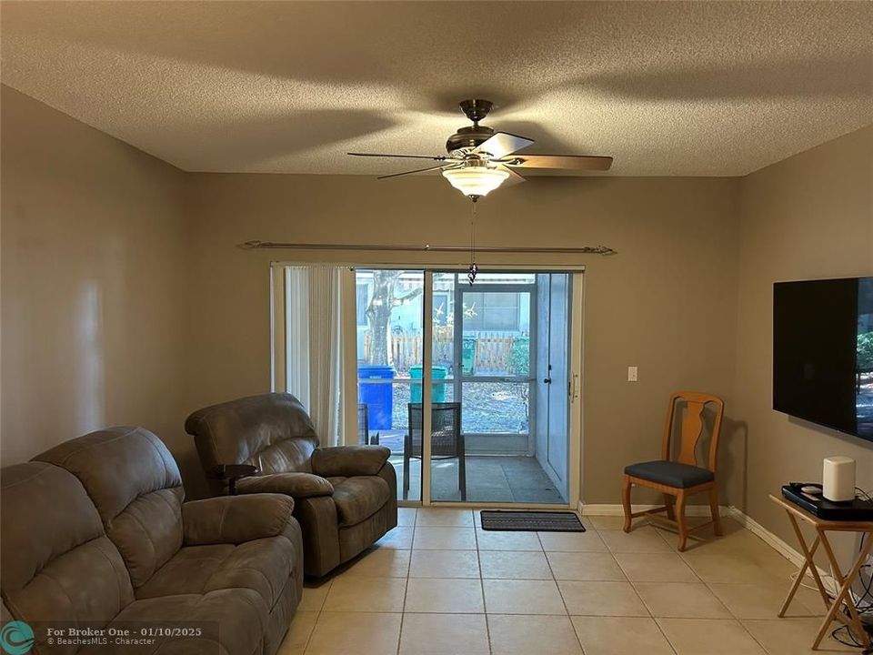 For Rent: $1,250 (1 beds, 1 baths, 1110 Square Feet)