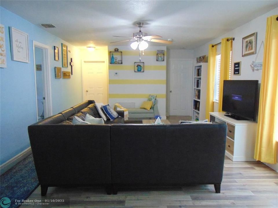 For Sale: $440,000 (3 beds, 2 baths, 1140 Square Feet)