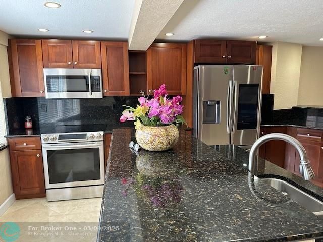 En Venta: $689,000 (2 camas, 2 baños, 2168 Pies cuadrados)
