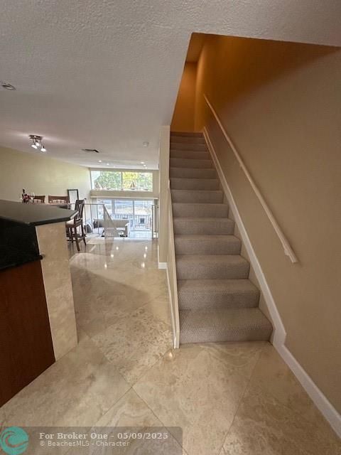 En Venta: $689,000 (2 camas, 2 baños, 2168 Pies cuadrados)