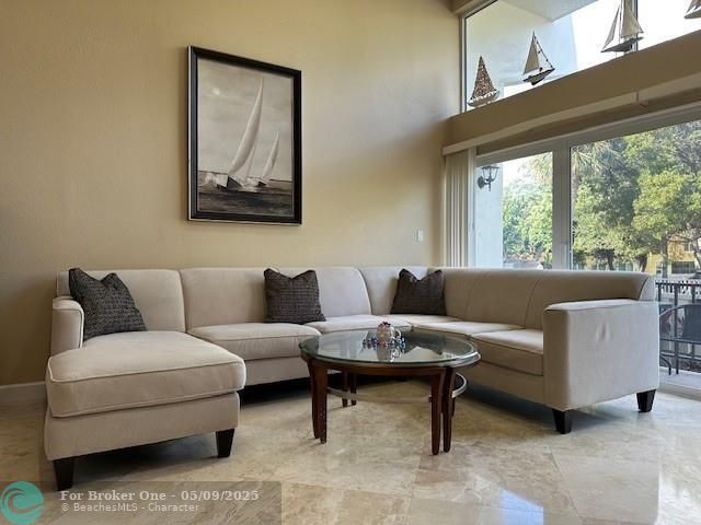 En Venta: $689,000 (2 camas, 2 baños, 2168 Pies cuadrados)