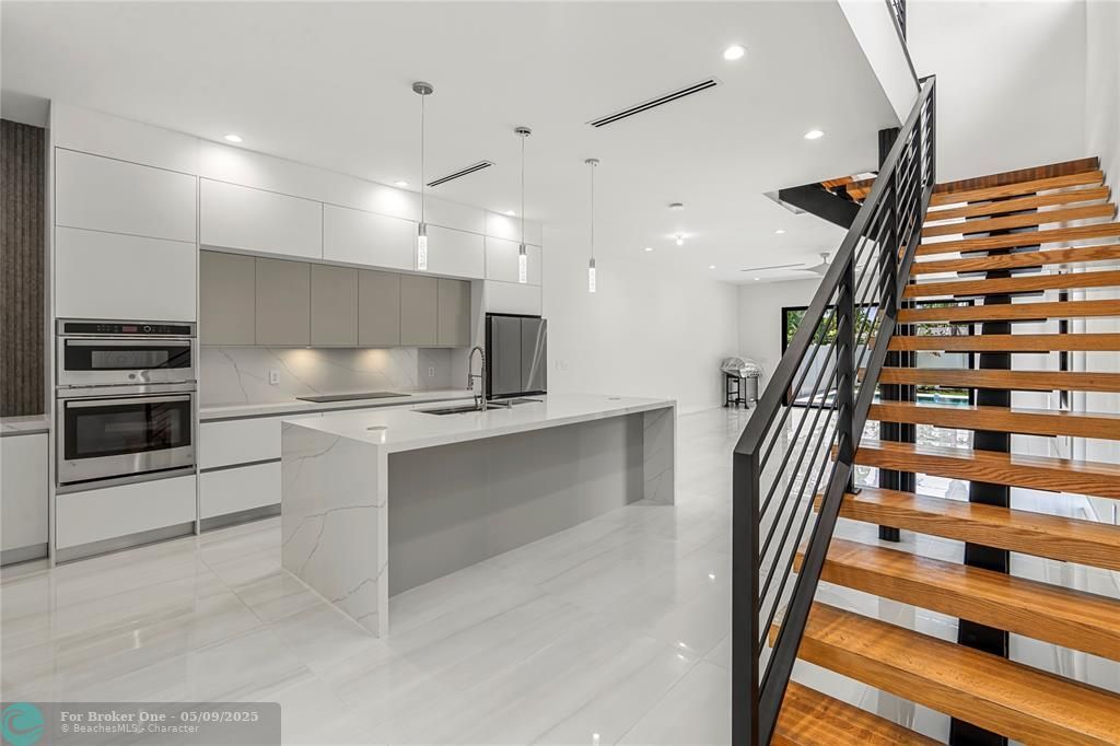 Activo con contrato: $1,269,000 (3 camas, 3 baños, 2320 Pies cuadrados)
