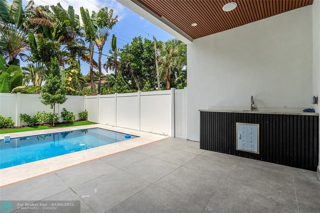 Activo con contrato: $1,269,000 (3 camas, 3 baños, 2320 Pies cuadrados)