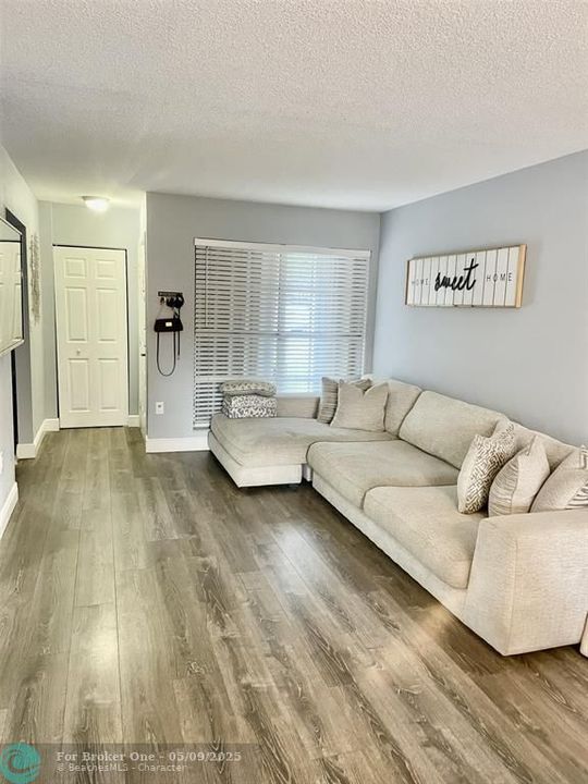 For Sale: $421,000 (3 beds, 2 baths, 1302 Square Feet)