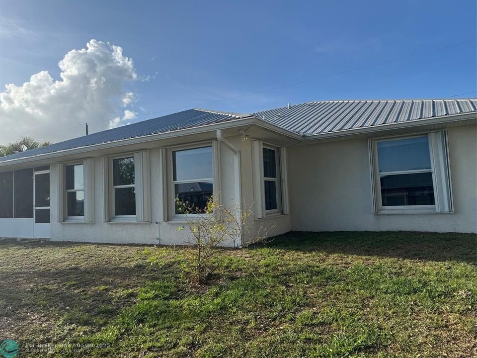 For Sale: $398,000 (3 beds, 2 baths, 1467 Square Feet)