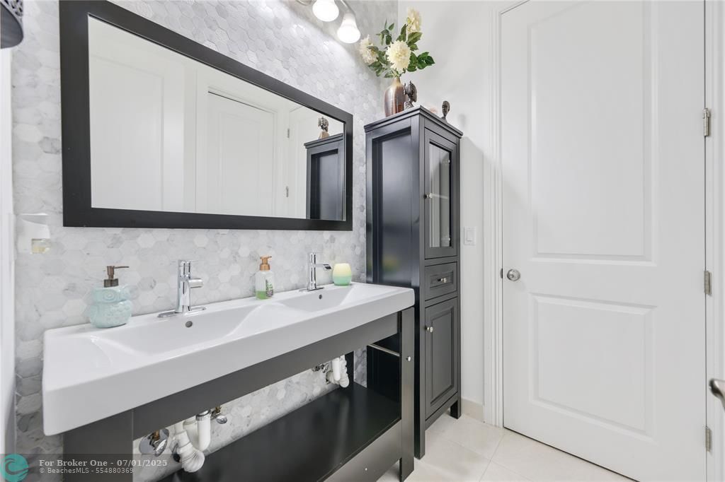 For Sale: $2,695,000 (4 beds, 4 baths, 5221 Square Feet)