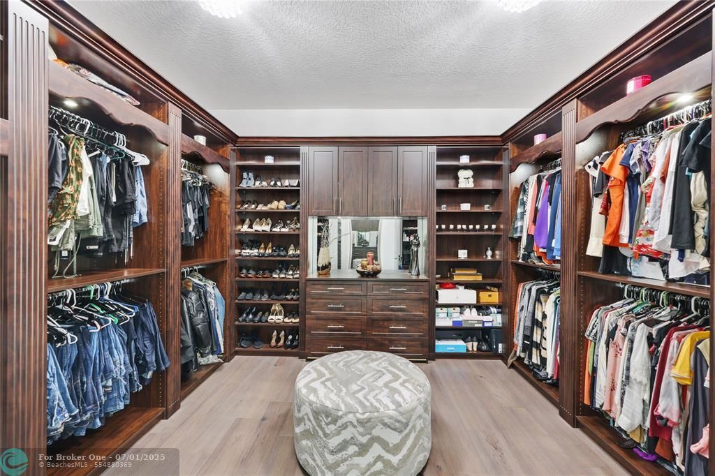 For Sale: $2,695,000 (4 beds, 4 baths, 5221 Square Feet)
