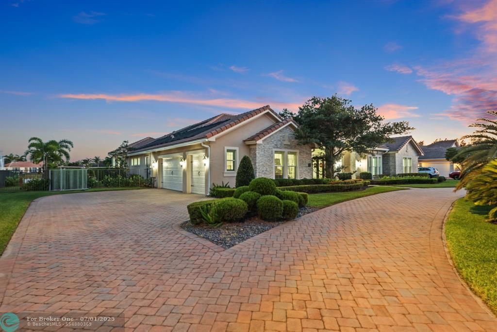 For Sale: $2,695,000 (4 beds, 4 baths, 5221 Square Feet)