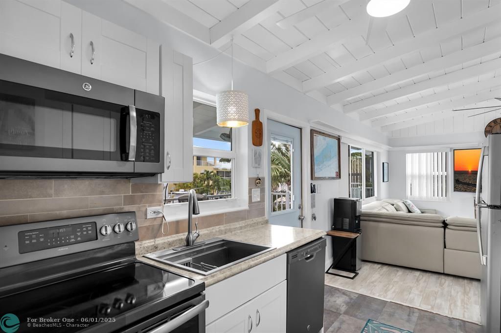For Sale: $894,000 (2 beds, 2 baths, 646 Square Feet)