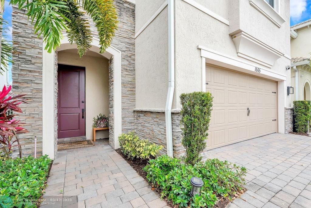For Sale: $947,000 (3 beds, 2 baths, 2220 Square Feet)