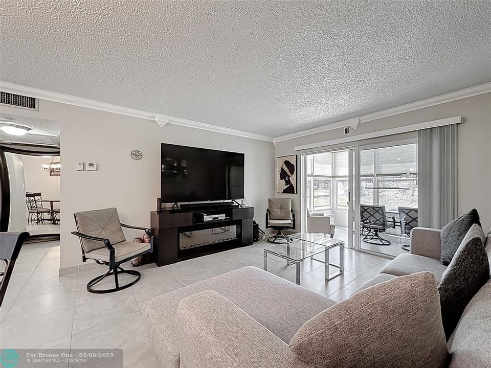 For Sale: $150,000 (2 beds, 2 baths, 944 Square Feet)