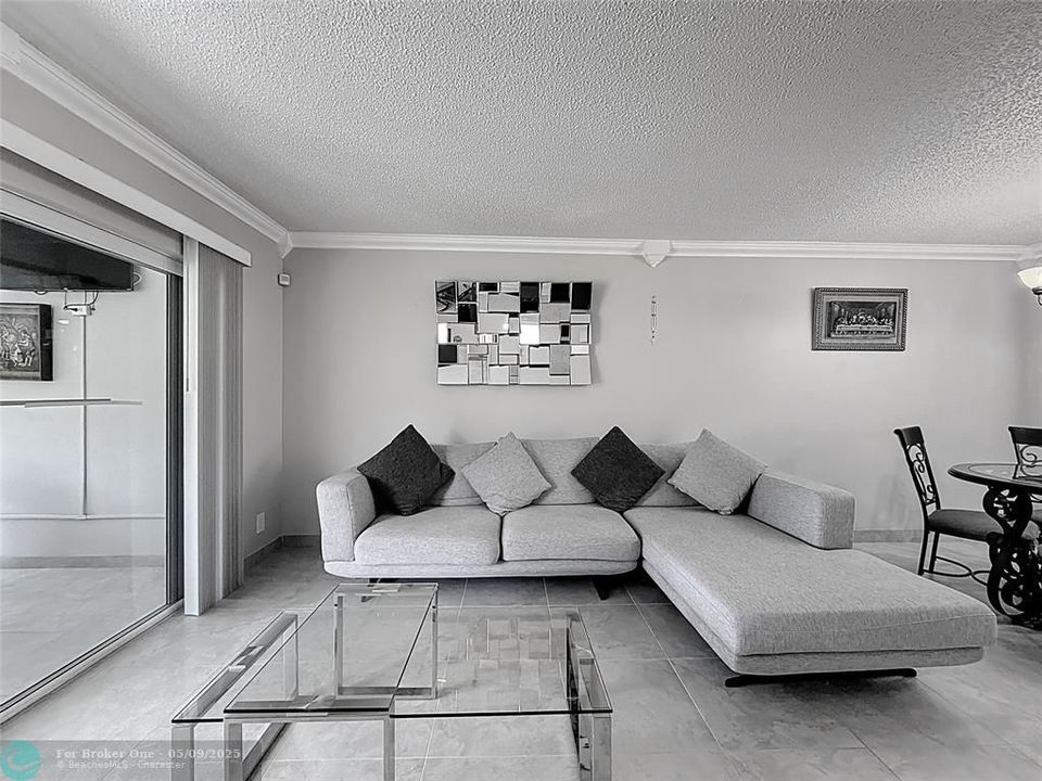 For Sale: $150,000 (2 beds, 2 baths, 944 Square Feet)