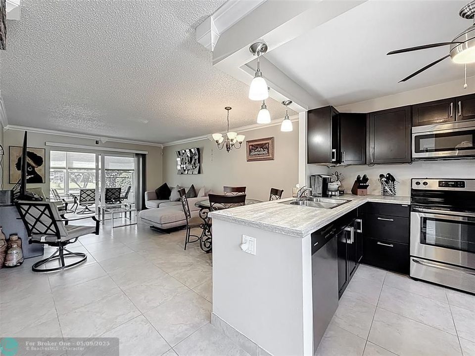 For Sale: $150,000 (2 beds, 2 baths, 944 Square Feet)