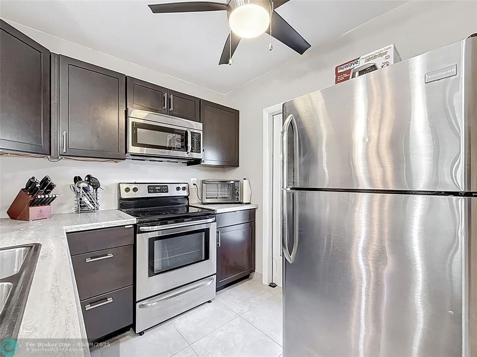 For Sale: $150,000 (2 beds, 2 baths, 944 Square Feet)