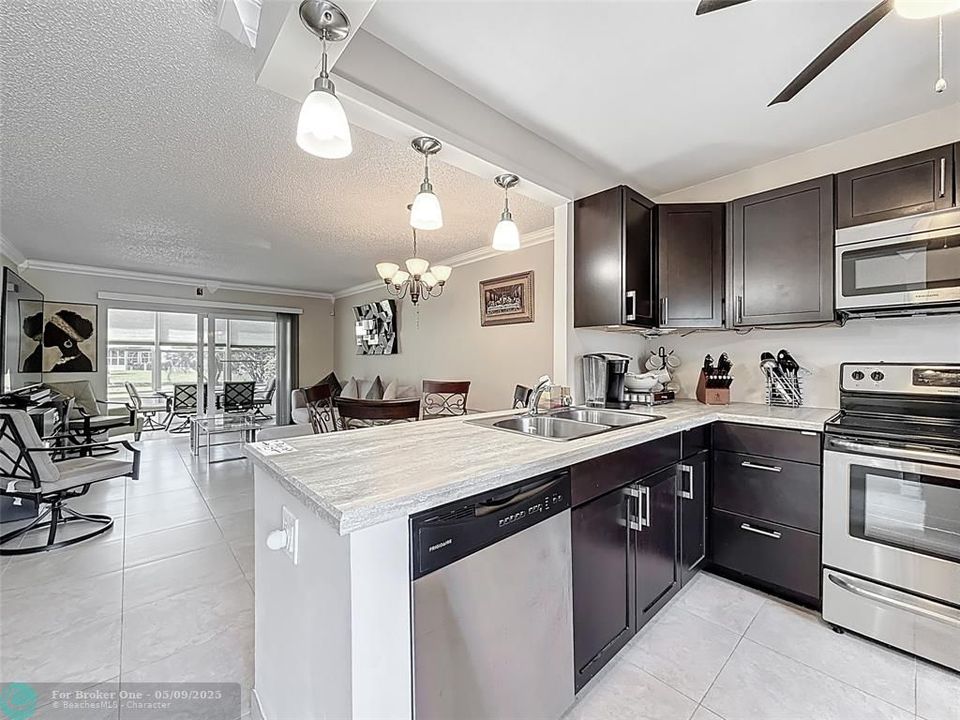 For Sale: $150,000 (2 beds, 2 baths, 944 Square Feet)