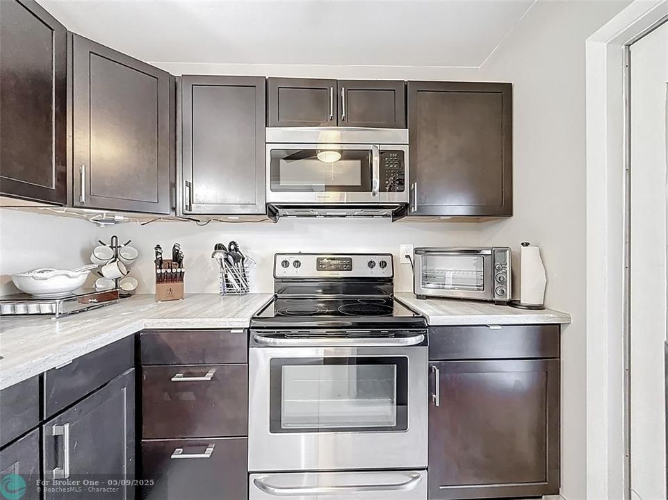 For Sale: $150,000 (2 beds, 2 baths, 944 Square Feet)