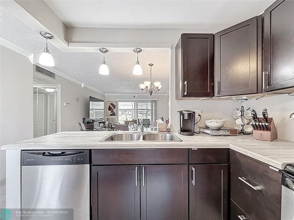 For Sale: $150,000 (2 beds, 2 baths, 944 Square Feet)