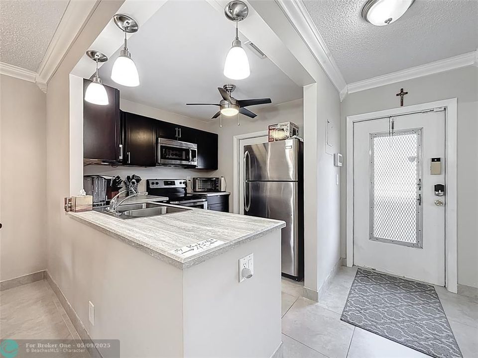 For Sale: $150,000 (2 beds, 2 baths, 944 Square Feet)