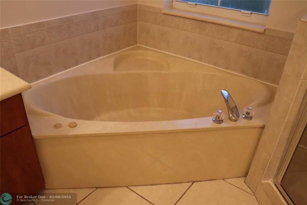For Rent: $3,995 (4 beds, 2 baths, 2497 Square Feet)