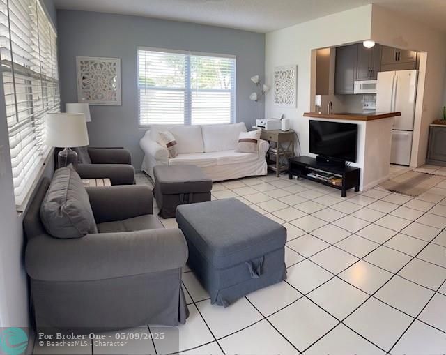 For Sale: $139,500 (1 beds, 1 baths, 700 Square Feet)