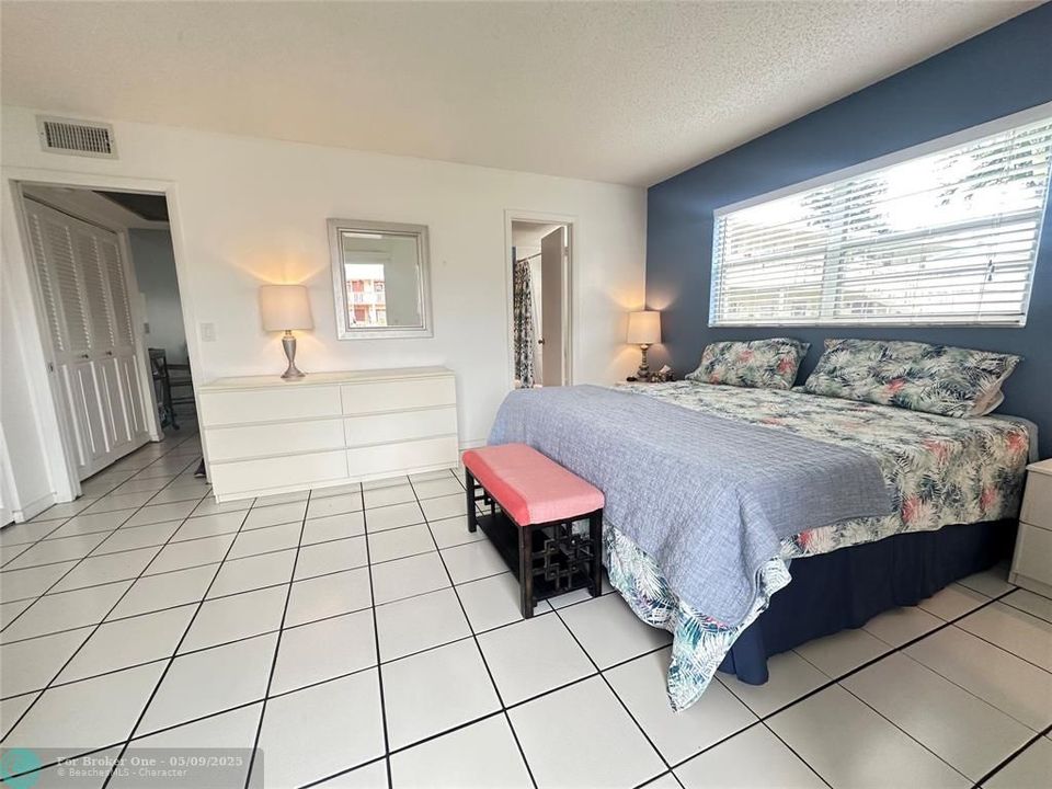 For Sale: $139,500 (1 beds, 1 baths, 700 Square Feet)