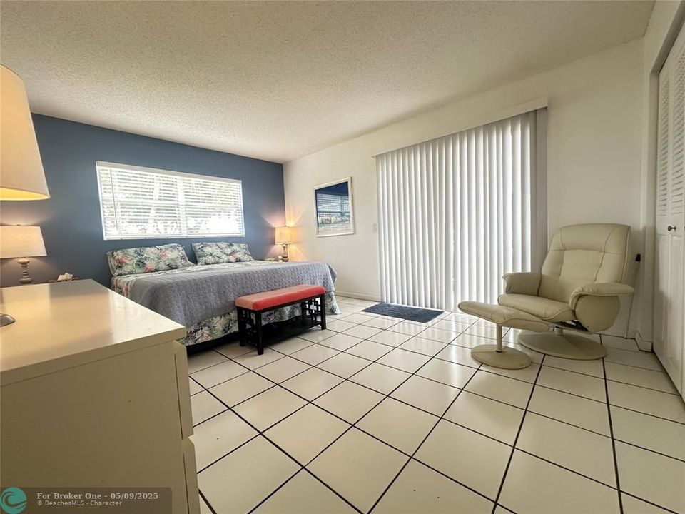 For Sale: $139,500 (1 beds, 1 baths, 700 Square Feet)