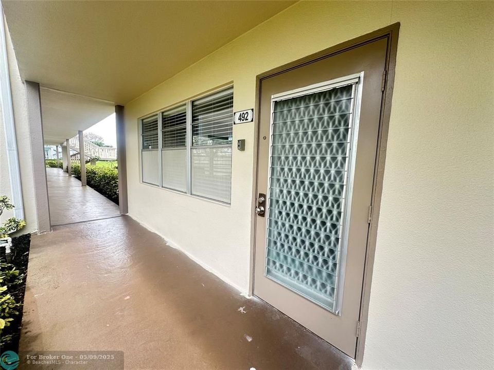 For Sale: $139,500 (1 beds, 1 baths, 700 Square Feet)