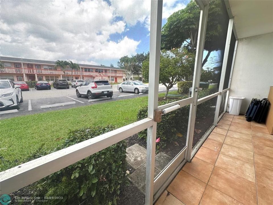 For Sale: $139,500 (1 beds, 1 baths, 700 Square Feet)