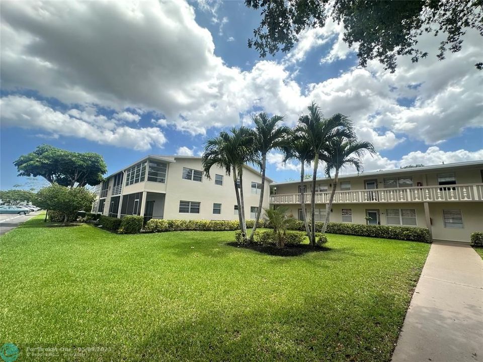 For Sale: $139,500 (1 beds, 1 baths, 700 Square Feet)