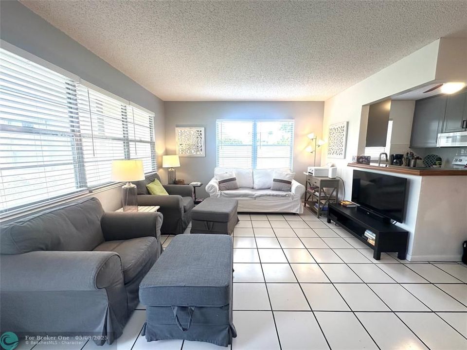 For Sale: $139,500 (1 beds, 1 baths, 700 Square Feet)