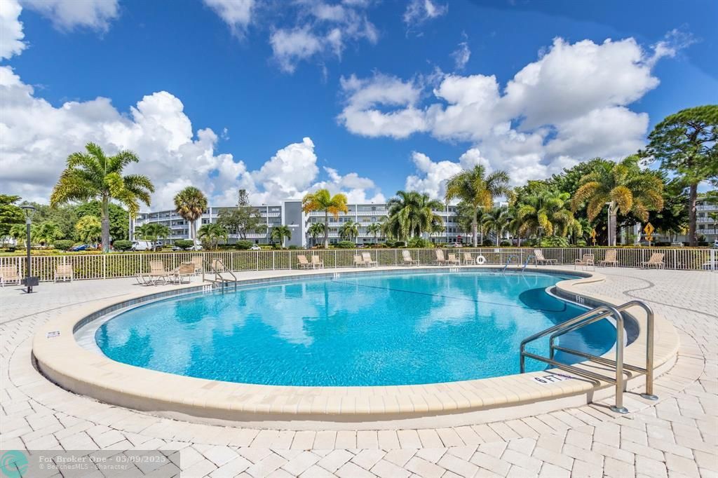 For Sale: $139,500 (1 beds, 1 baths, 700 Square Feet)