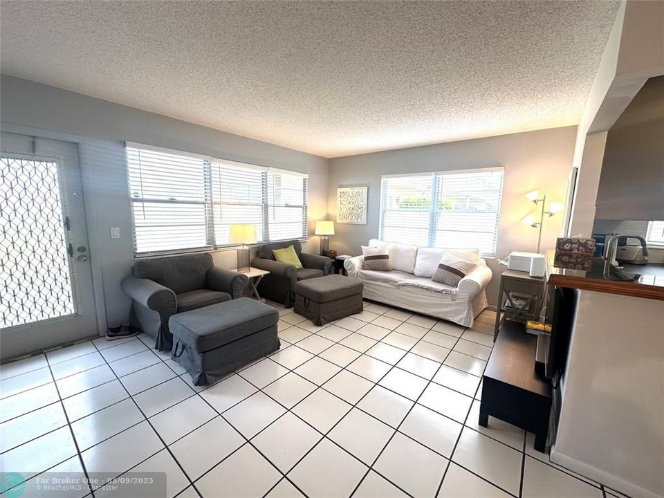 For Sale: $139,500 (1 beds, 1 baths, 700 Square Feet)