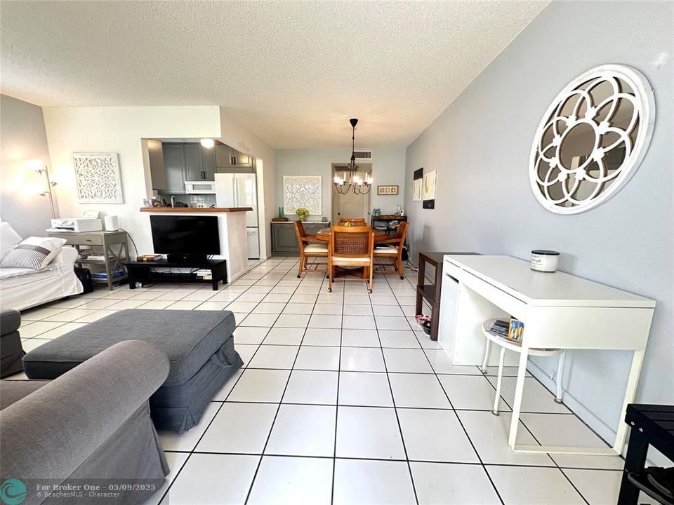 For Sale: $139,500 (1 beds, 1 baths, 700 Square Feet)