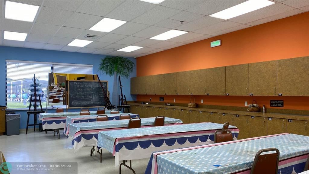 For Sale: $139,500 (1 beds, 1 baths, 700 Square Feet)