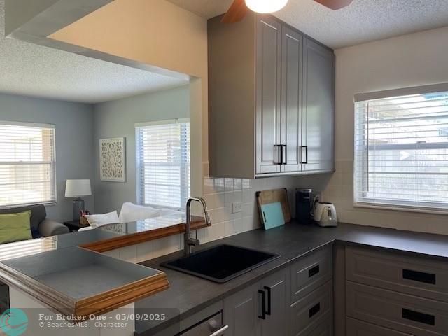 For Sale: $139,500 (1 beds, 1 baths, 700 Square Feet)