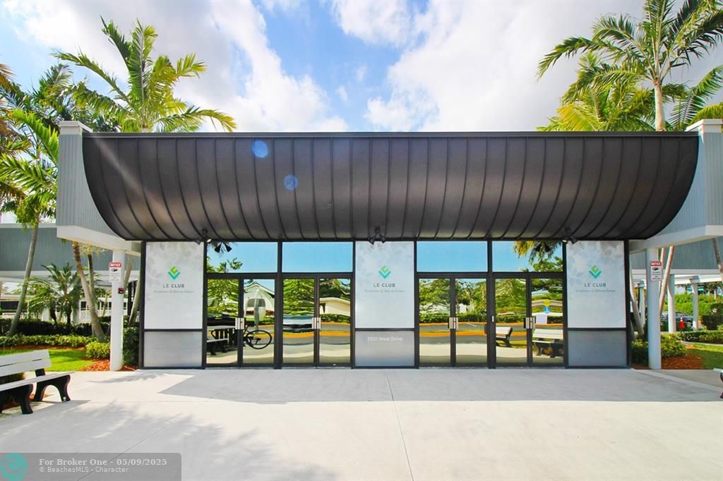 For Sale: $139,500 (1 beds, 1 baths, 700 Square Feet)