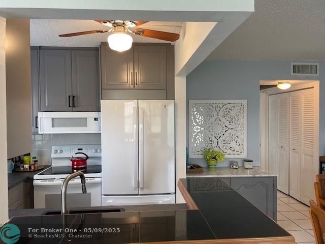For Sale: $139,500 (1 beds, 1 baths, 700 Square Feet)
