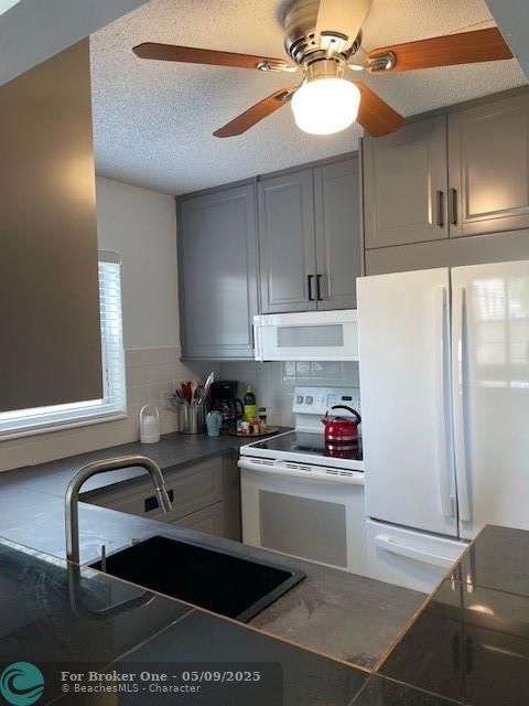 For Sale: $139,500 (1 beds, 1 baths, 700 Square Feet)