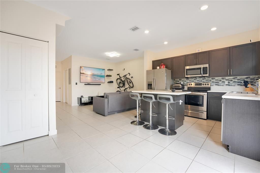 For Sale: $415,000 (3 beds, 3 baths, 1328 Square Feet)