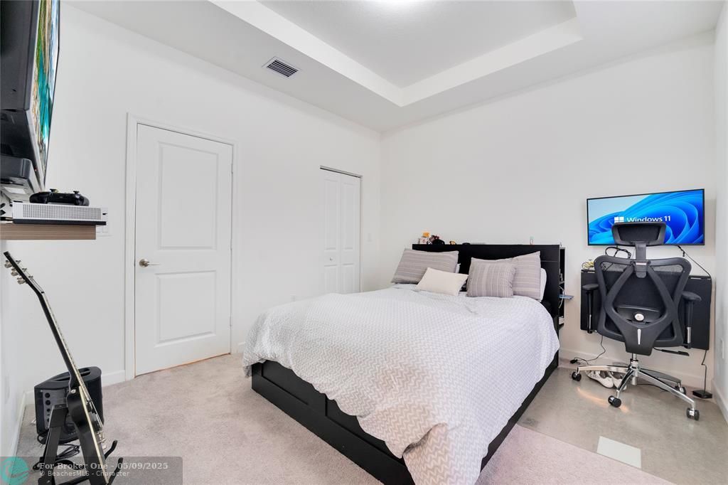 For Sale: $415,000 (3 beds, 3 baths, 1328 Square Feet)