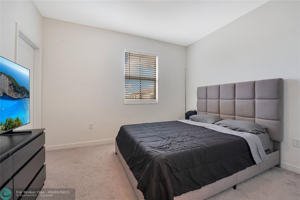 For Sale: $415,000 (3 beds, 3 baths, 1328 Square Feet)