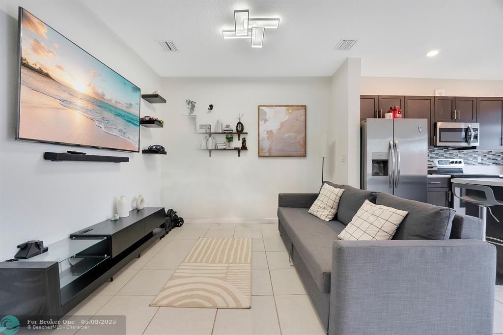 For Sale: $415,000 (3 beds, 3 baths, 1328 Square Feet)
